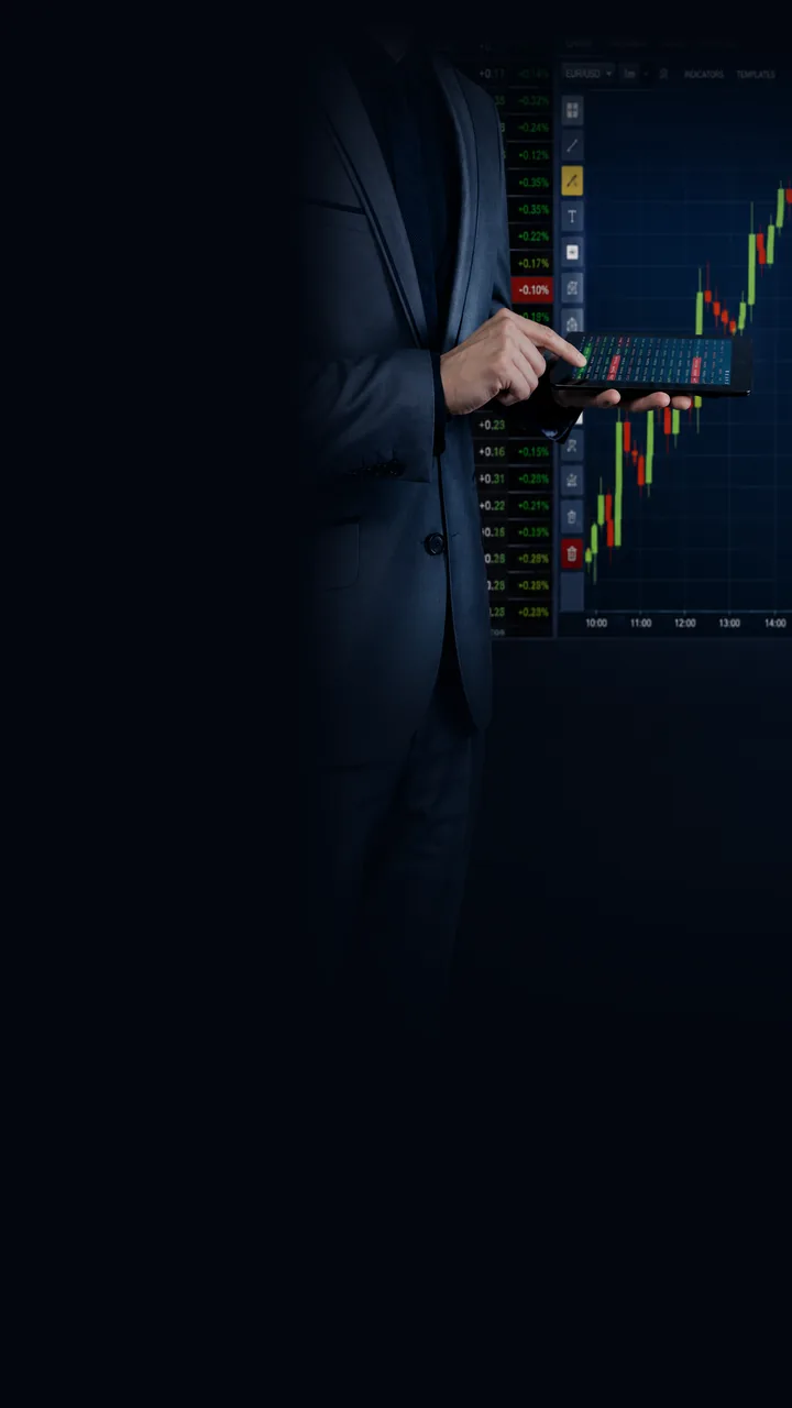 Executivo de terno acompanhando um gráfico de candles na tela de trading.