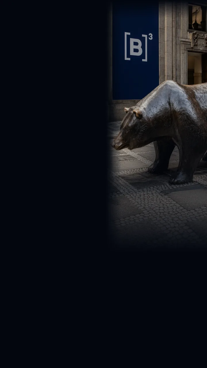 Urso de bronze diante da fachada da B3, em São Paulo.